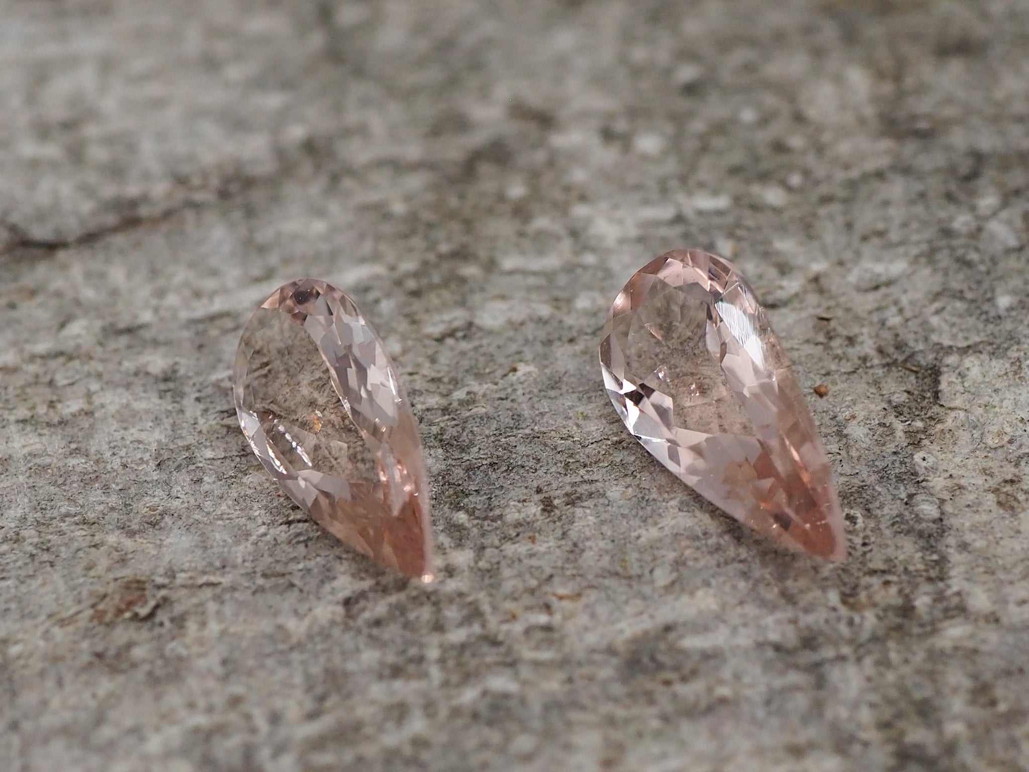 Morganites (lot de 2) appairage pour boucles d'oreilles, le tout pèse 4 carats