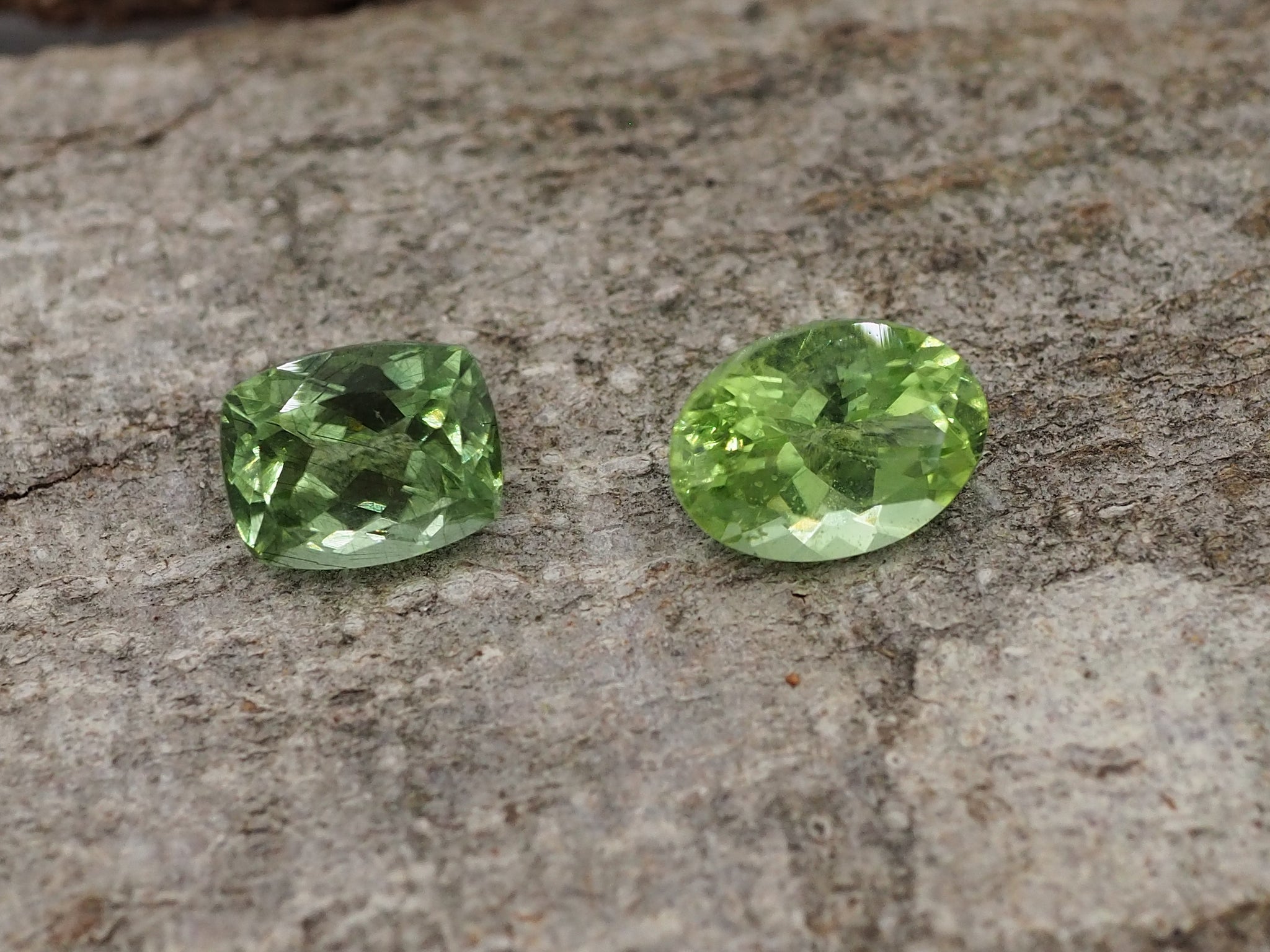 Lot de 2 Péridots, vente possible à l'unité, pour un poids total de 7,79 carats