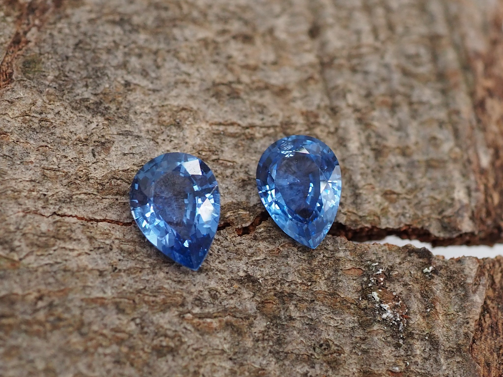 2 Saphirs poire, possibilité de vente à l'unité, poids total de 2,31 carats