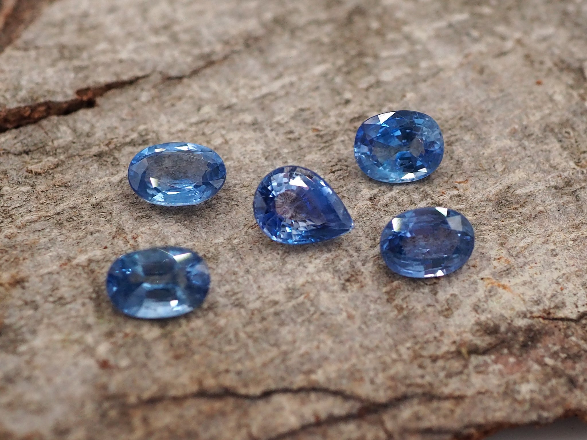 Lot de 5 saphirs bleu clair, poids du lot 6,79 carats