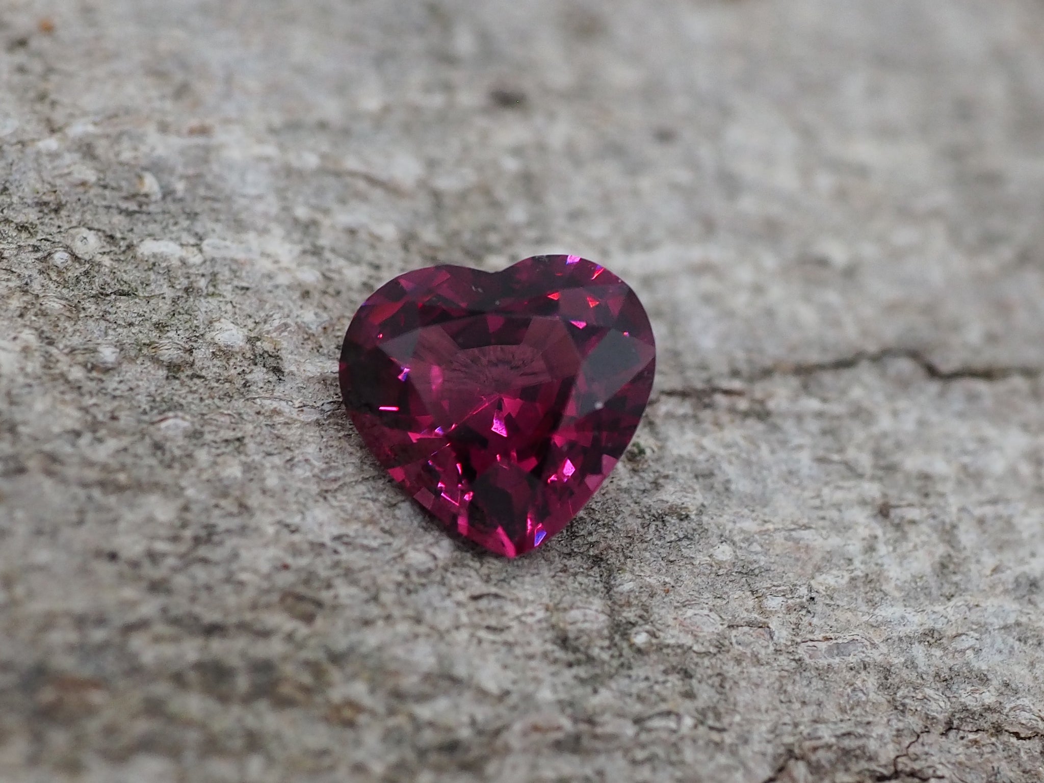 Grenat Rhodolite rouge taille coeur de 3,62 carats