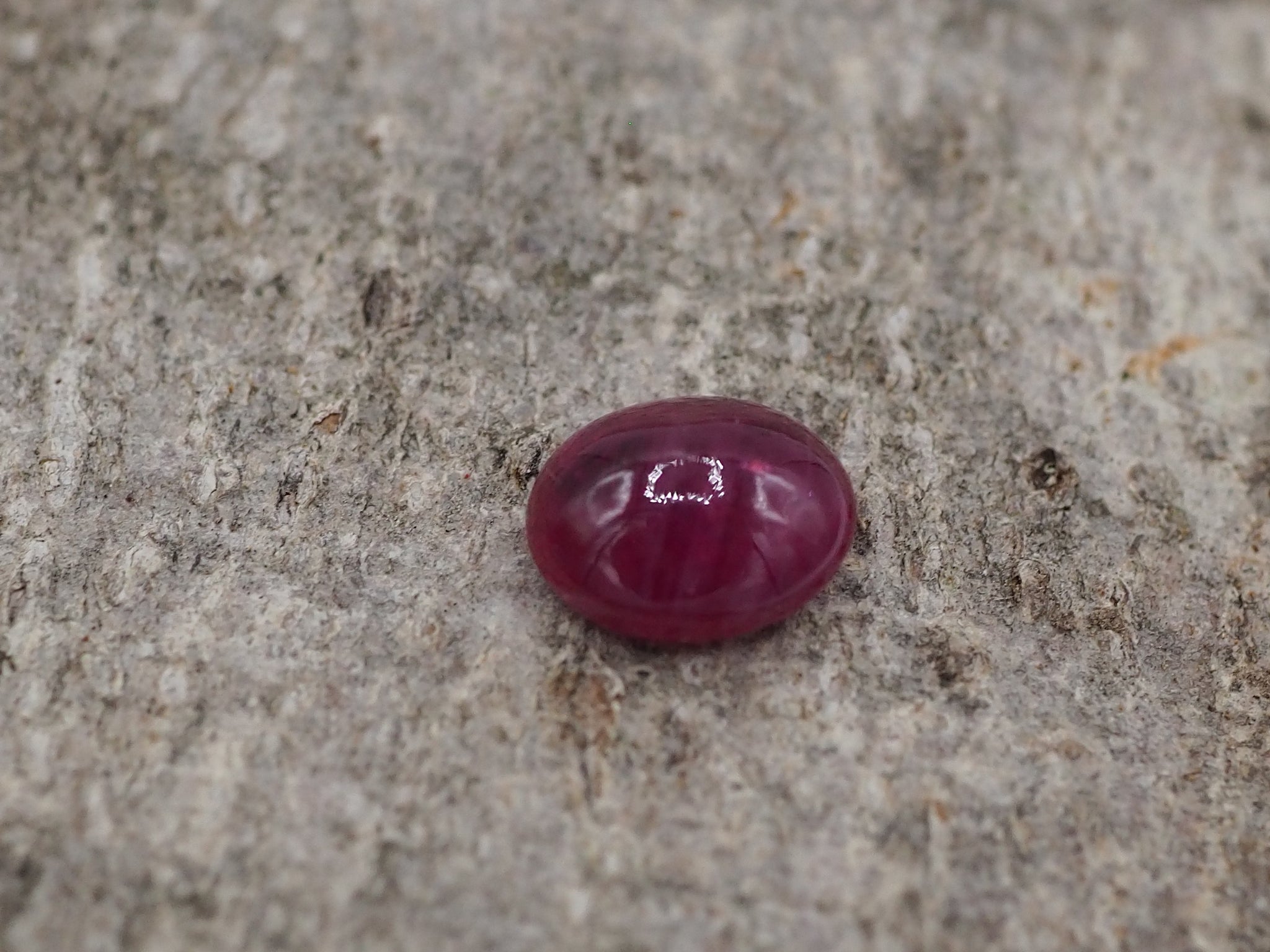 Rubis Birman cabochon de 1,98 carats