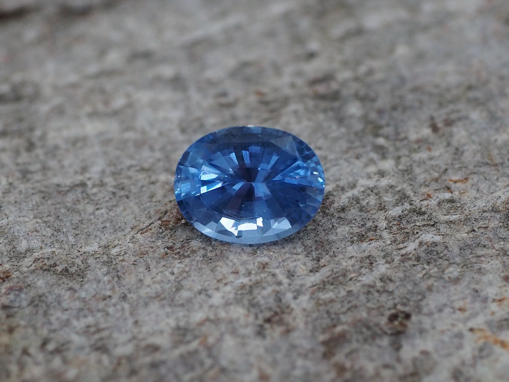 Saphir bleu entre clair et foncé de 1,57 carats