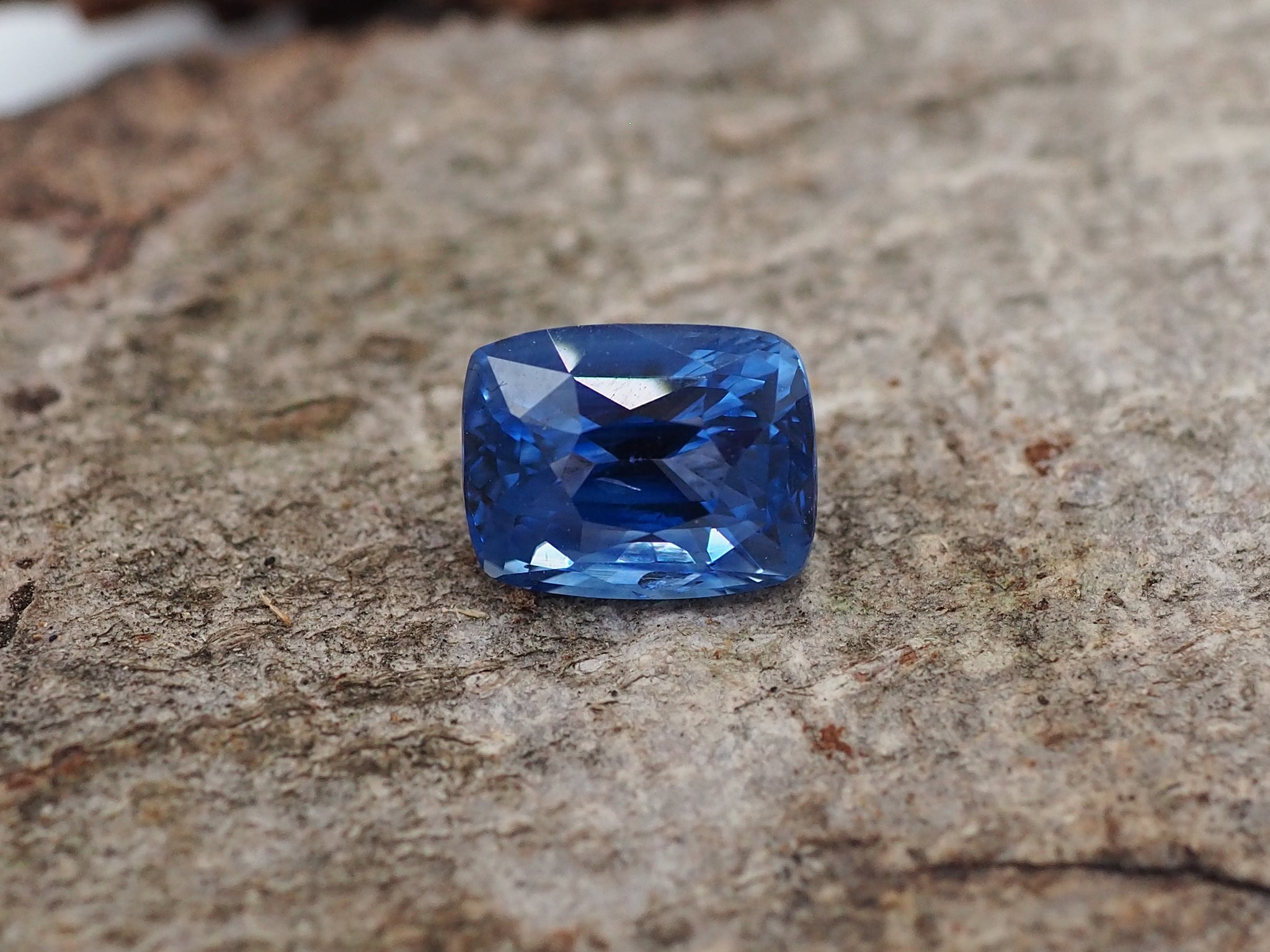 Saphir proche bleu royal taille Ceylan de 3,18 carats
