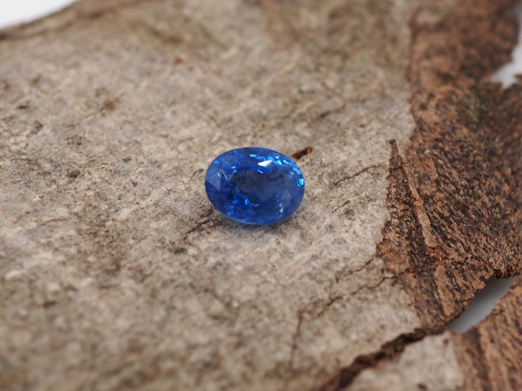 Saphir bleu très profond de 3,68 carats
