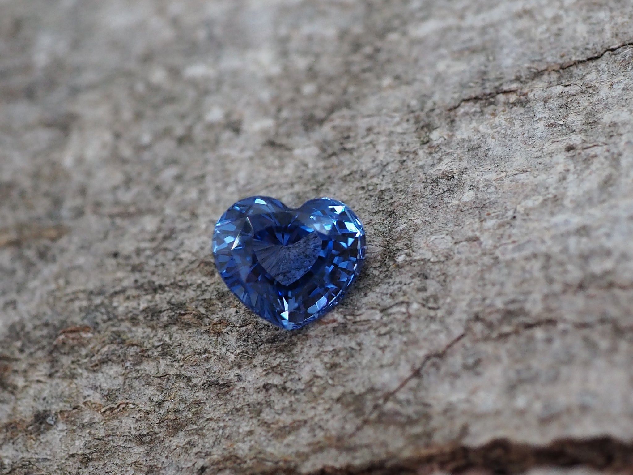 Saphir bleu profond coeur de 2,07 carats