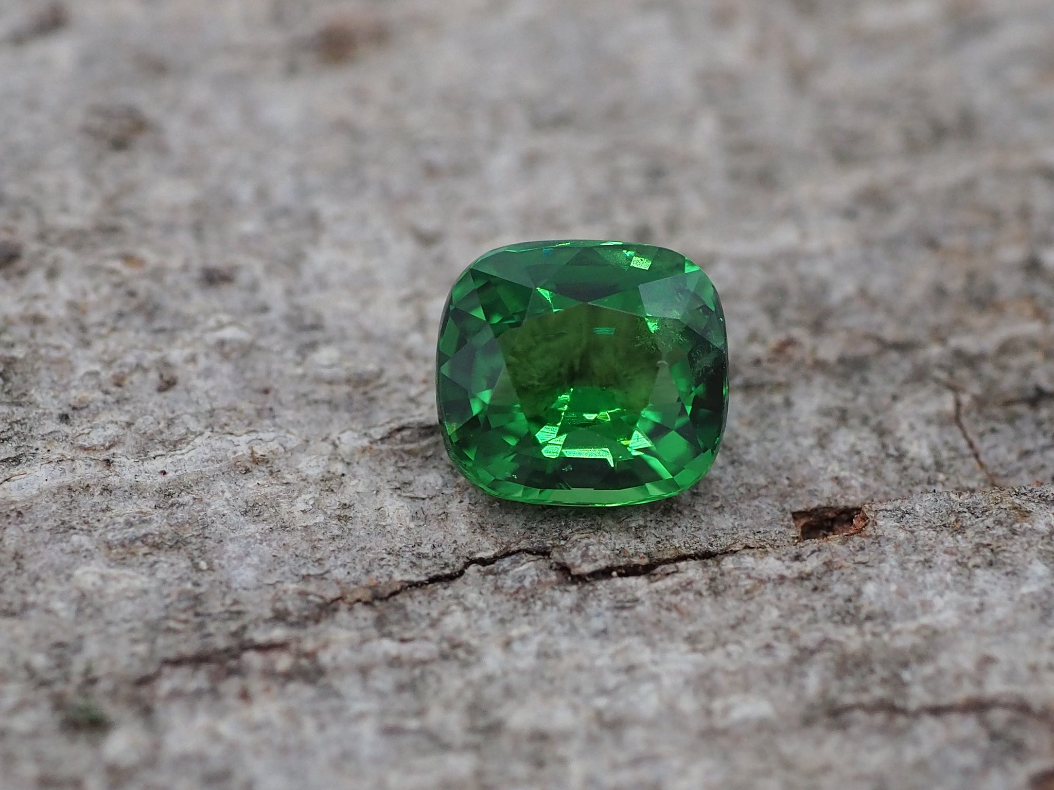 Tsavorite couleur émeraude de 1,68 carats